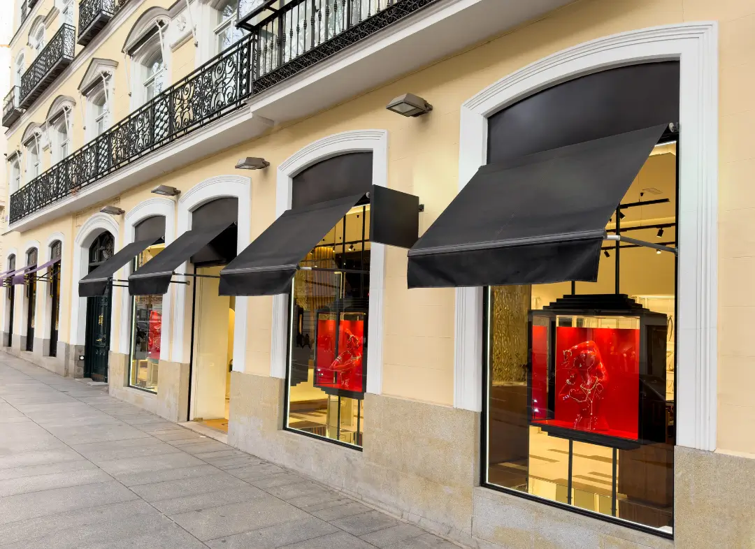 Façade vitrine de magasin en aluminium sur mesure à Pernes-les-Fontaines